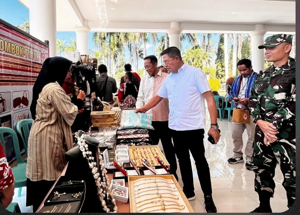 Bupati Lotim H Haerul Warisin saat melihat berbagai produk kerajinan milik pengrajin Lotim yang di pamerkan pada acara pengukuhan Pengurus Dekranasda, Jumat (19/9).