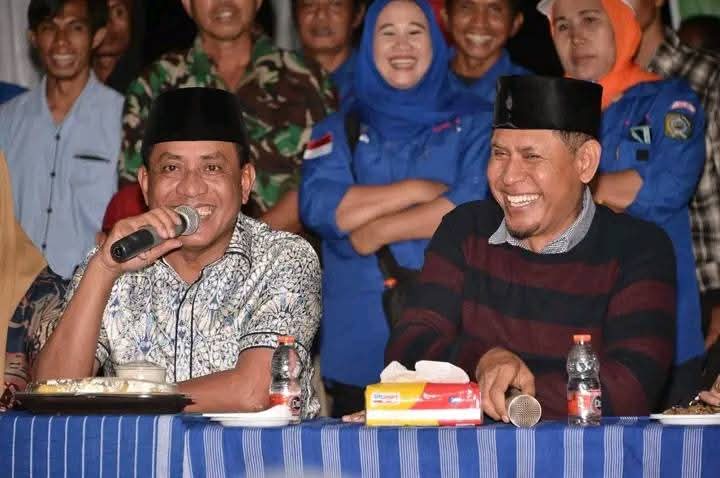 Bupati Bima Ady Mahyudi (kanan) dan Wakil Bupati Irfan Zubaidy saat acara Selasa Menyapa di Desa Wadukopa, Kamis (17/9).