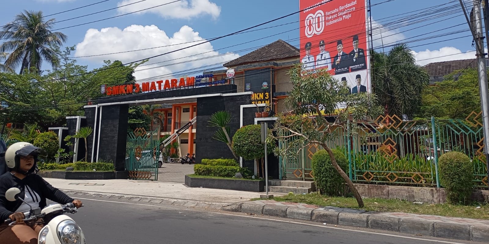 Seorang pengendara melintas di depan SMKN 3 Mataram, belum lama ini. Ombudsman NTB cek dugaan pungli siswa miskin.