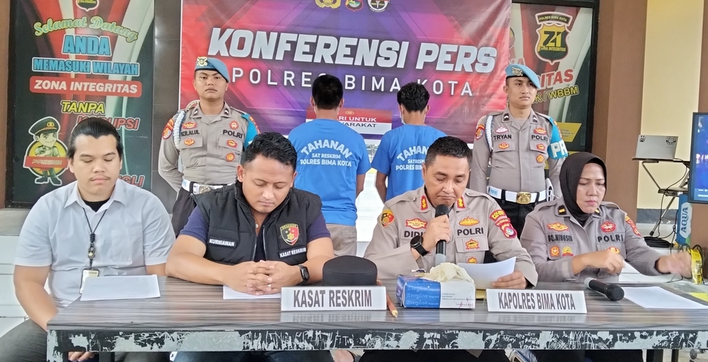 Kapolres Bima Kota AKBP Didik Putra Kuncoro menyampaikan penetapan tersangka kades Poja terkait pembakaran kantor Inspektorat Bima, Sabtu (20/9).
