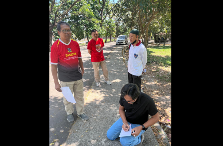 Tim Dishub Kota Mataram bersama konsultan ahli melakukan survei kondisi marka jalan dan Taman Lalu Lintas di kawasan Sandubaya, Rabu (13/8).