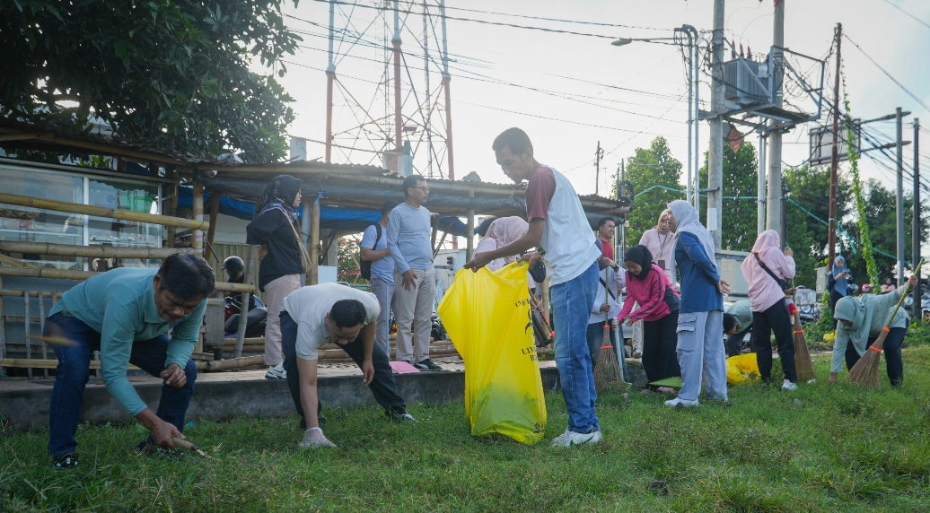 Bahu membahu membersihkan lapangan Karang Pule untuk sebagai arena utama MTQ XXXI, Kota Mataram, Jumat (19/9).