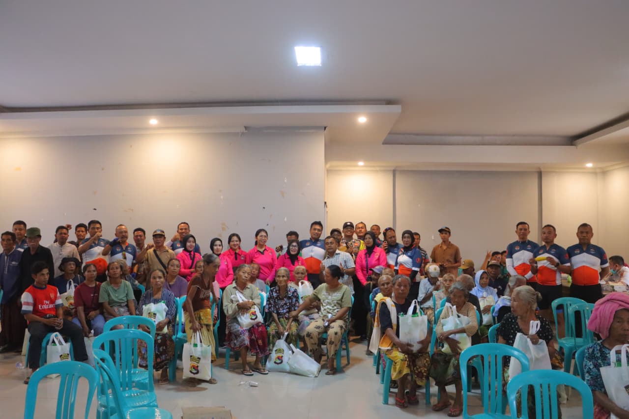 Masyarakat Bayan menyambut kapolres Lombok Utara yang melakukan kegiatan Gowes Kamtibmas.