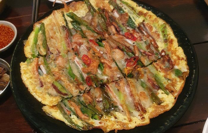 Resep dan cara membuat pajeon yang muncul di drakor Bon Appetit Your Majesty