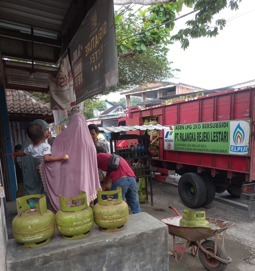 Petugas Pertamina Patra Niaga menurunkan tabung LPG 3 kg subsidi di salah satu pangkalan di Lombok, Minggu (21/9).