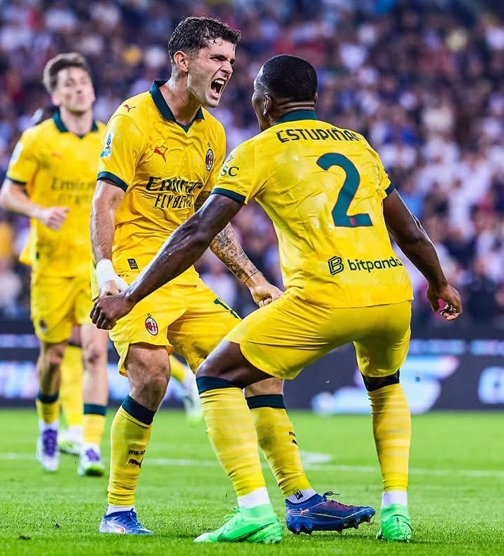 Christian Pulisic dan Pervis Estupinan merayakan gol perdana AC Milan kala melumat Udinese 3-0.