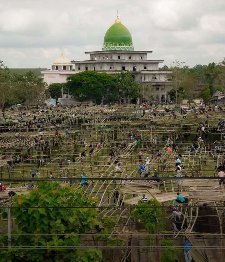 Suasana gotongroyong pembuatan tetaring untuk perayaan Hultah ke-90 Madrasah NWDI di Anjani, Minggu (21/9).