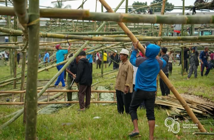 Suasana gotongroyong pembuatan tetaring untuk perayaan Hultah ke-90 Madrasah NWDI di Anjani, Minggu (21/9).