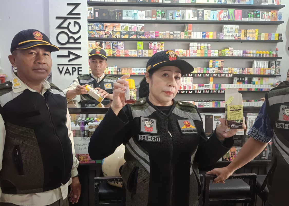 Pengawasan rokok dan vape ilegal oleh Satgas dari Satpol PP Kota Mataram.
