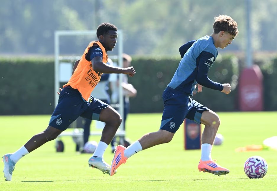 Pemain Arsenal saat menjalani latihan sebelum menghadapi Manchester City, dinihari nanti.