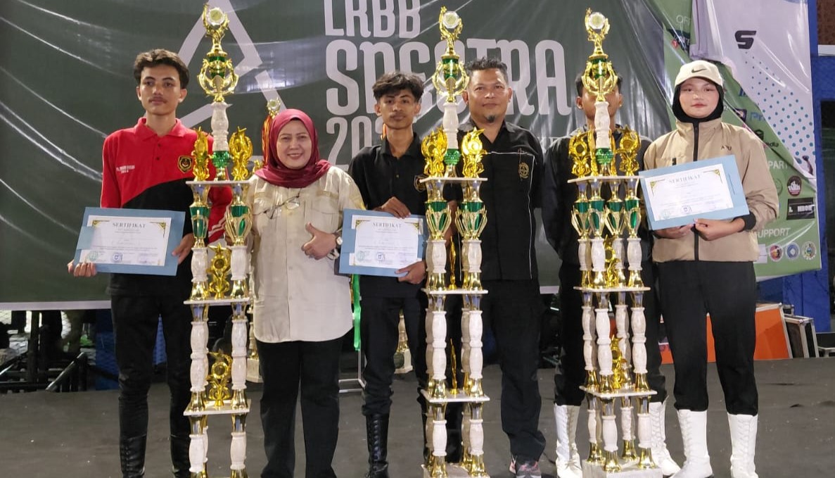 Kepala SMAN 9 Mataram Nengah Istiqomah (dua dari kiri) foto bersama usai menyerahkan piala dan sertifikat pada juara ajang SPECTRA di Gelanggang Pemuda Mataram, pekan lalu. SPECTRA 2025 Meriahkan HUT