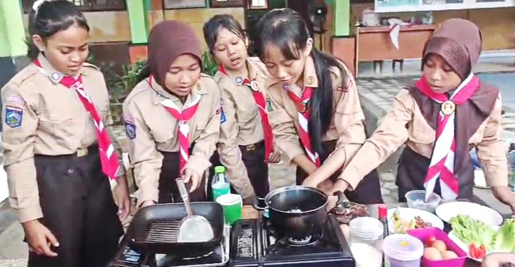 Peserta Gugus V Mataram memasak pada Kemah Aksi di SDN 47 Mataram, pekan lalu. Kemah Aksi Pramuka Kwarran Mataram bentuk generasi kreatif.