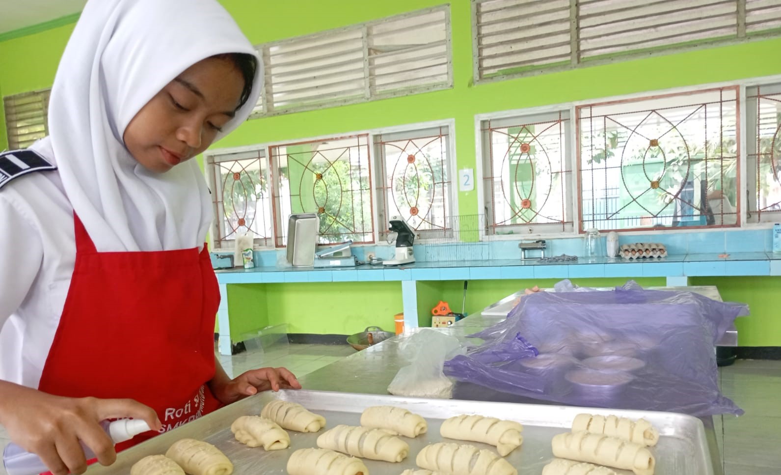 Siswa SMKPPN Mataram membuat roti bolen di ruang praktik sekolah setempat, belum lama ini. Cetak petani muda, menjaga pangan nasional