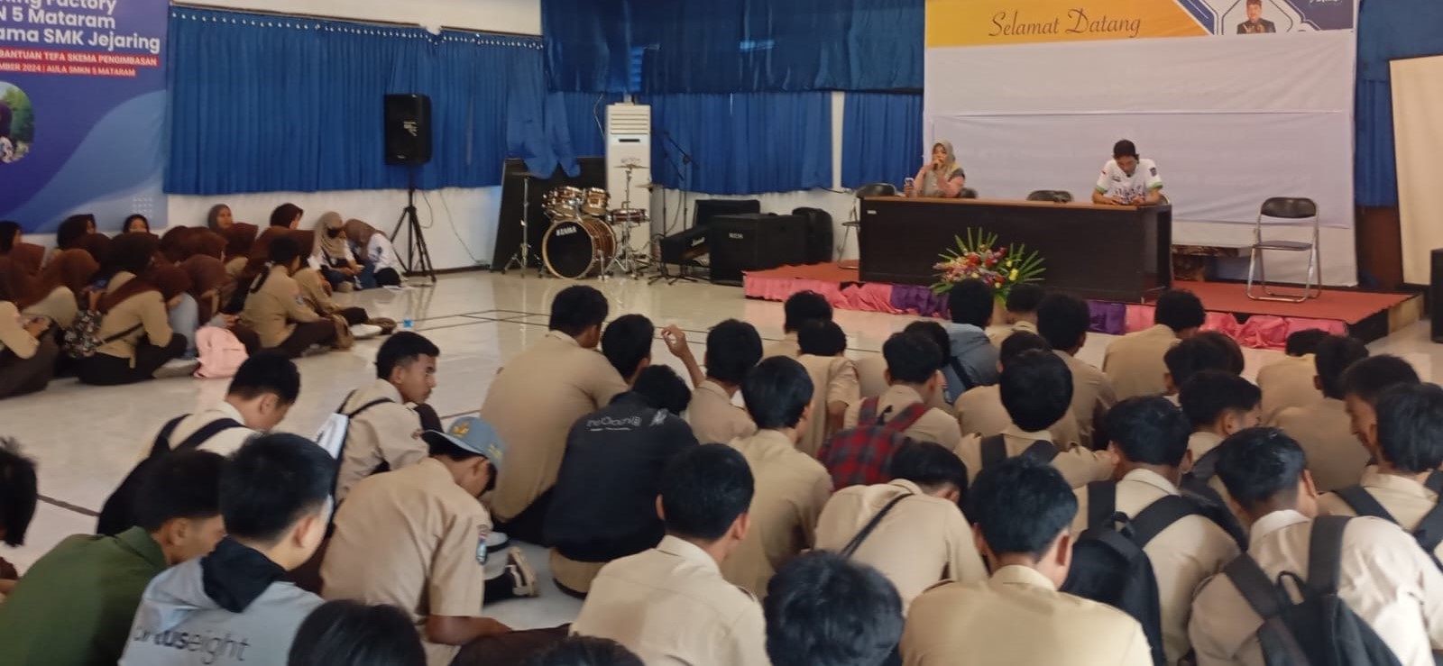Ratusan siswa kelas XII SMKN 5 Mataram mengikuti sosialisasi TKA di sekolah setempat, Sabtu lalu (20/9).