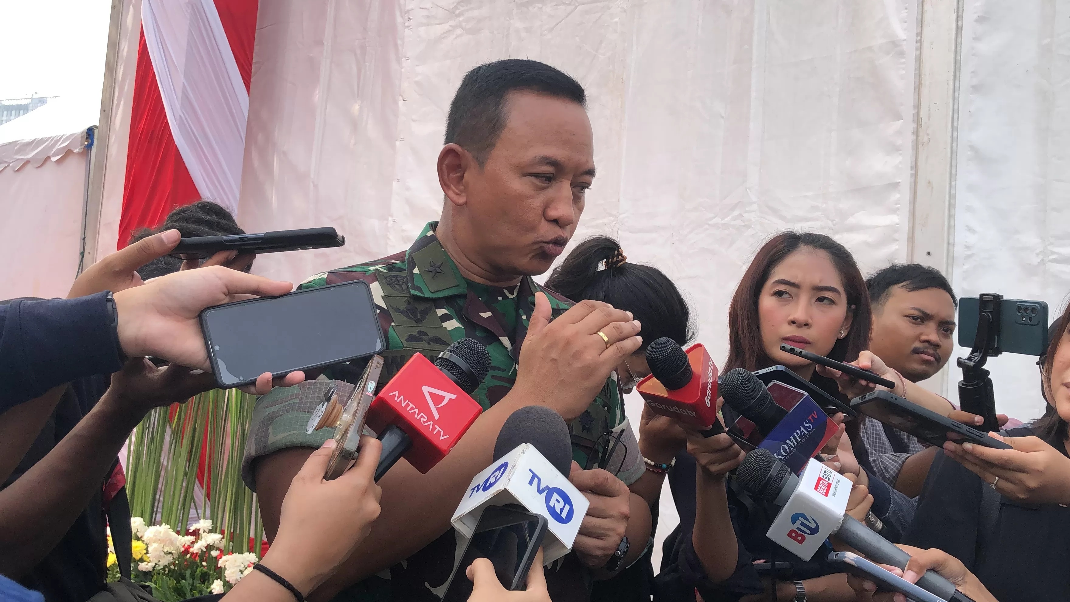 Kadispenad Brigjen TNI Wahyu Yudhayana saat diwawancarai di kawasan Monas, Jakpus. (FOTO: JawaPos.com)