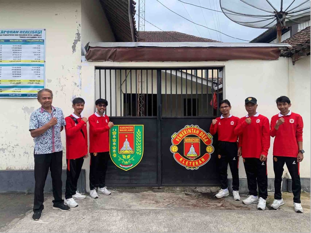 Tri, kepala dusun Kleteran, menggagas logo untuk pemerintahan desanya yang mirip dengan logo klub berjuluk The Red Devils atau Setan Merah tersebut.