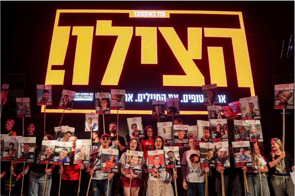 SERUKAN GENCATAN SENJATA: Warga Israel berunjukrasa meminta menyerukan pemerintahnya melakukan gencatan senjata dengan Hamas di Tel Aviv, Sabtu (20/9).