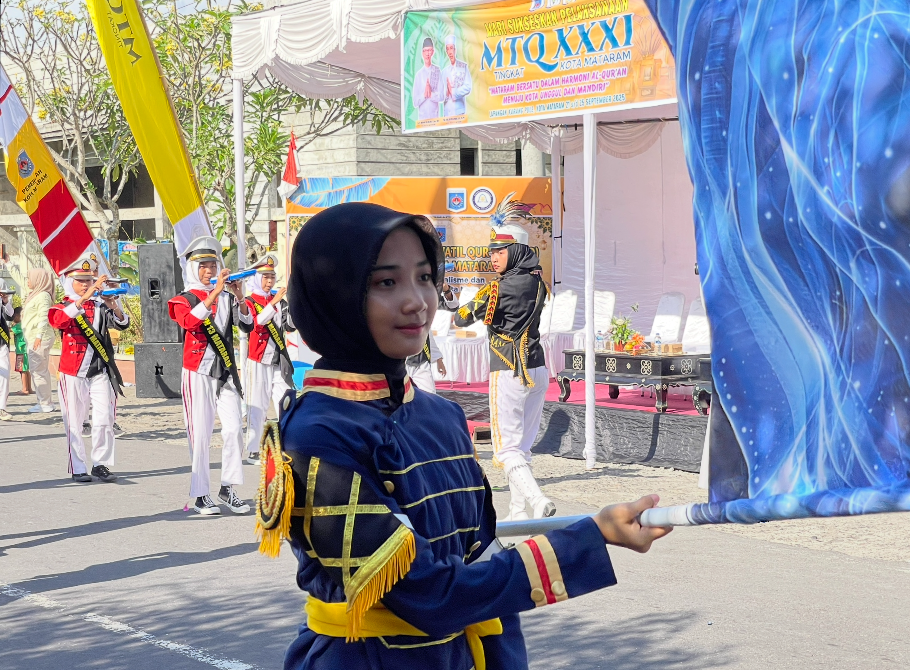 Anggota Drumband turut memeriahkan pawai Ta&rsquo;aruf MTQ XXXI Kota Mataram.