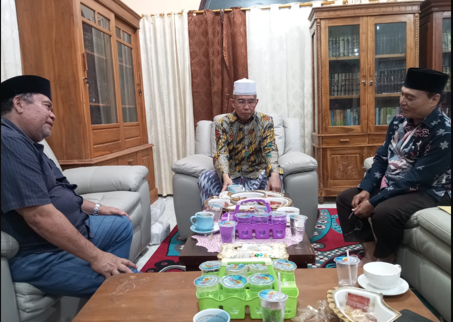 Politisi senior Golkar Kota Mataram bersilaturahmi ke Ketua DPD II Kota Mataram TGH Mujiburrahman.