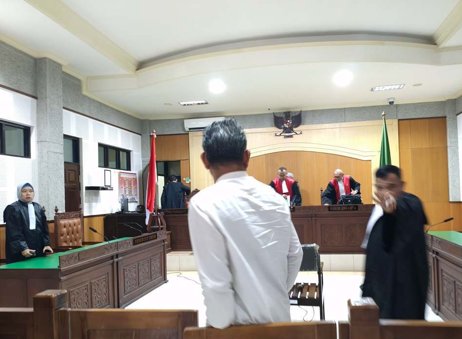 SIAPKAN BANDING: Penasihat Hukum Ahmad Muslim, Asmuni sedikit marah usai mendengar putusan hakim yang jauh lebih berat dibandingkan tuntutan JPU di PN Tipikor Mataram, beberapa waktu lalu.