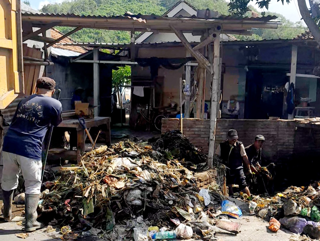 BERSIHKAN SALURAN: Sejumlah petugas TRC Dinas PUTR dan LH Lombok Barat saat turun membersihkan sampah yang memadati saluran di Desa Kebon Ayu, Sabtu (21/9).