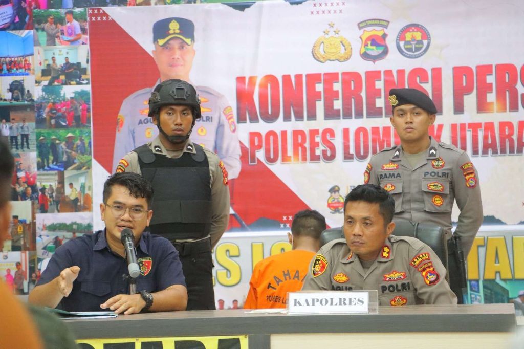 BERIKAN PENJELASAN: Kasatreskrim Polres Lotara AKP Punguan Hutahean memberikan keterangan kepada media terkait pengungkapan kematian mahasiswi Unram Vira di Pantai Nipah, Sabtu (20/9).