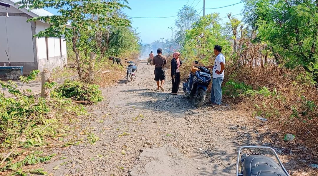 MINTA PERBAIKAN: Kondisi jalan rusak di Desa Gunjan Asri, Kecamatan Bayan yang dikeluhkan warga