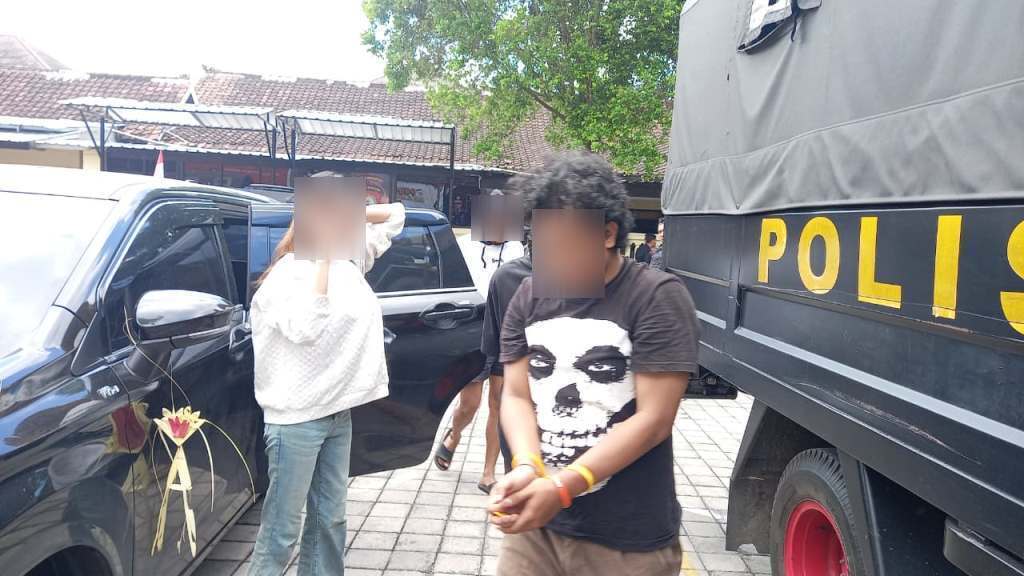 DIBORGOL: Mahasiswa berinisial IFH diamankan ke Mapolresta Mataram usai ditangkap polisi, Sabtu (20/9).&nbsp;
