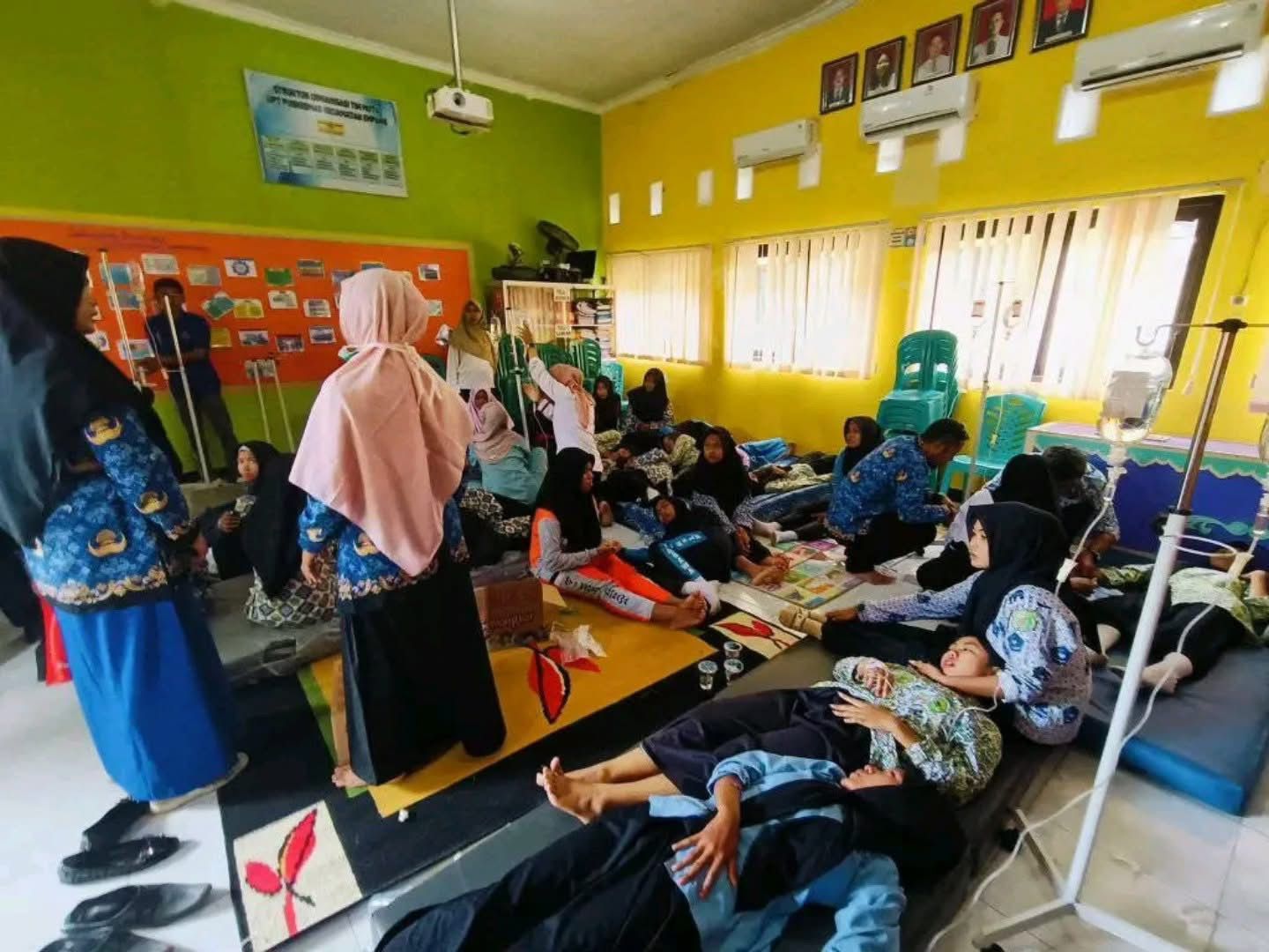 TERBARING LEMAH: Para siswa MTsN 2 Sumbawa mendapatkan perawatan, diduga keracunan usai menyantap MBG, Rabu (17/9).