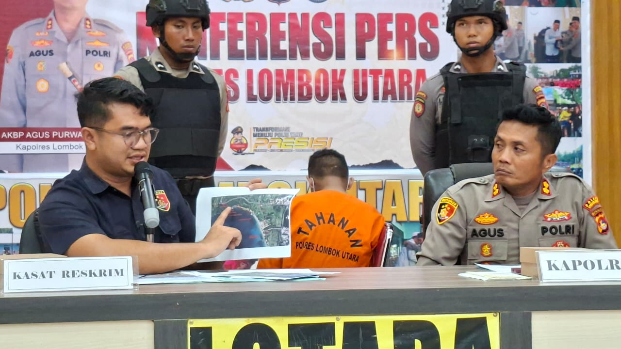 MASIH JANGGAL: Polisi menunjukkan lokasi kejadian pembunuhan di Pantai Nipah dalam konferensi pers, Sabtu (20/8)