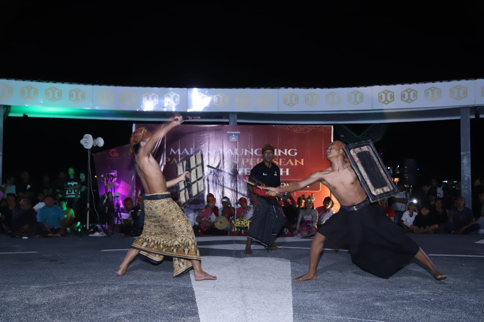 KERAMAIAN: Bupati Lombok Tengah Lalu Pathul Bahri membuka Festival Peresean yang digelar malam hari di Alun-Alun Tastura Praya, Sabtu (21/9).