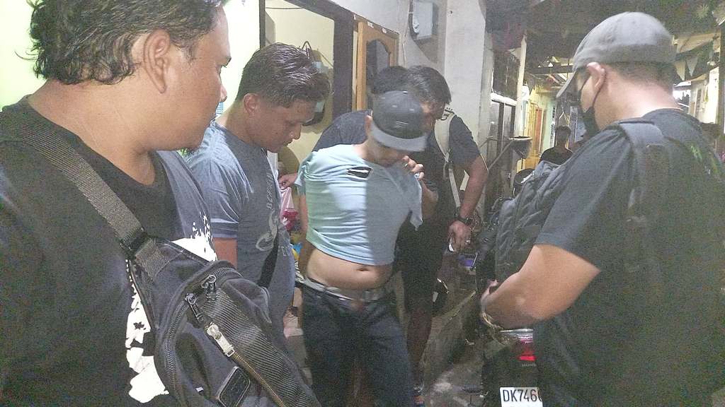 PENGGELEDAHAN: Anggota Satresnarkoba Polresta Mataram menggeledah badan terduga pengedar sabu di Gontoran Barat, Bertais, Sabtu (20/9) lalu.&nbsp;