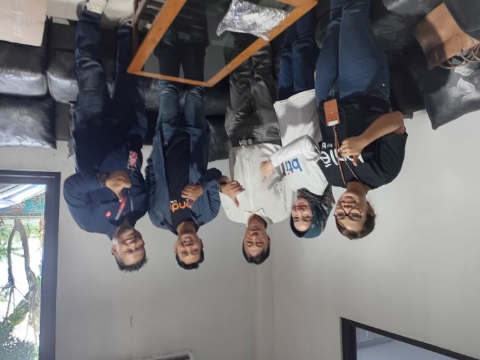 Rektor UBG, Prof. Anthony (baju putih paling tengah) bersama perwakilan manajemen sponsor dari Bank BTN, BNI dan Telkomsel.