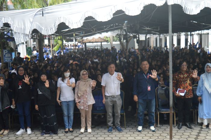 Pose bersama civitas akademika UBG dan mahasiswa baru, beserta pihak sponsor dan perwakilan intansi pemerintah terkait.