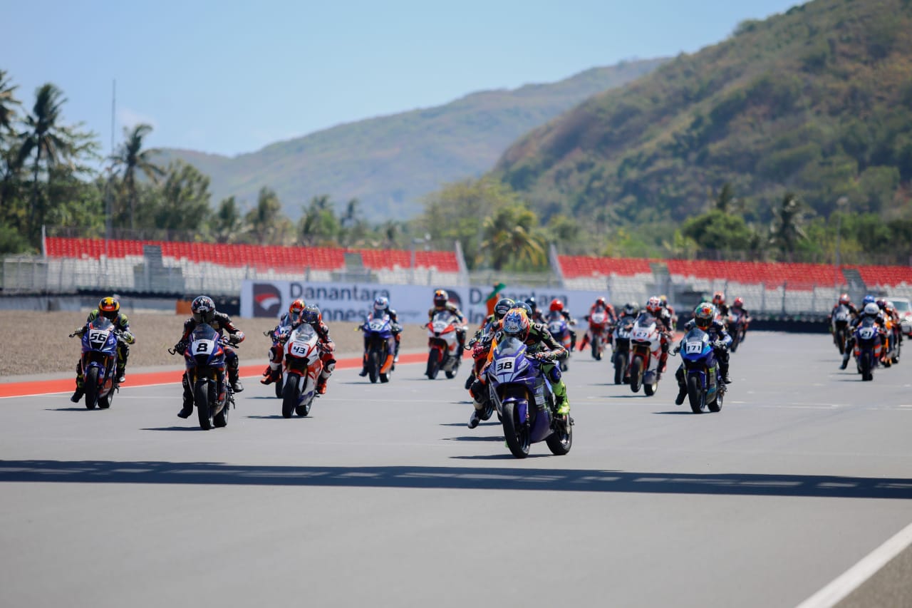 puluhan pembalap adu kecepatan dalam ajang Mandalika Racing Series 2025 Ronde 4 di Sirkuit Internasional Mandalika