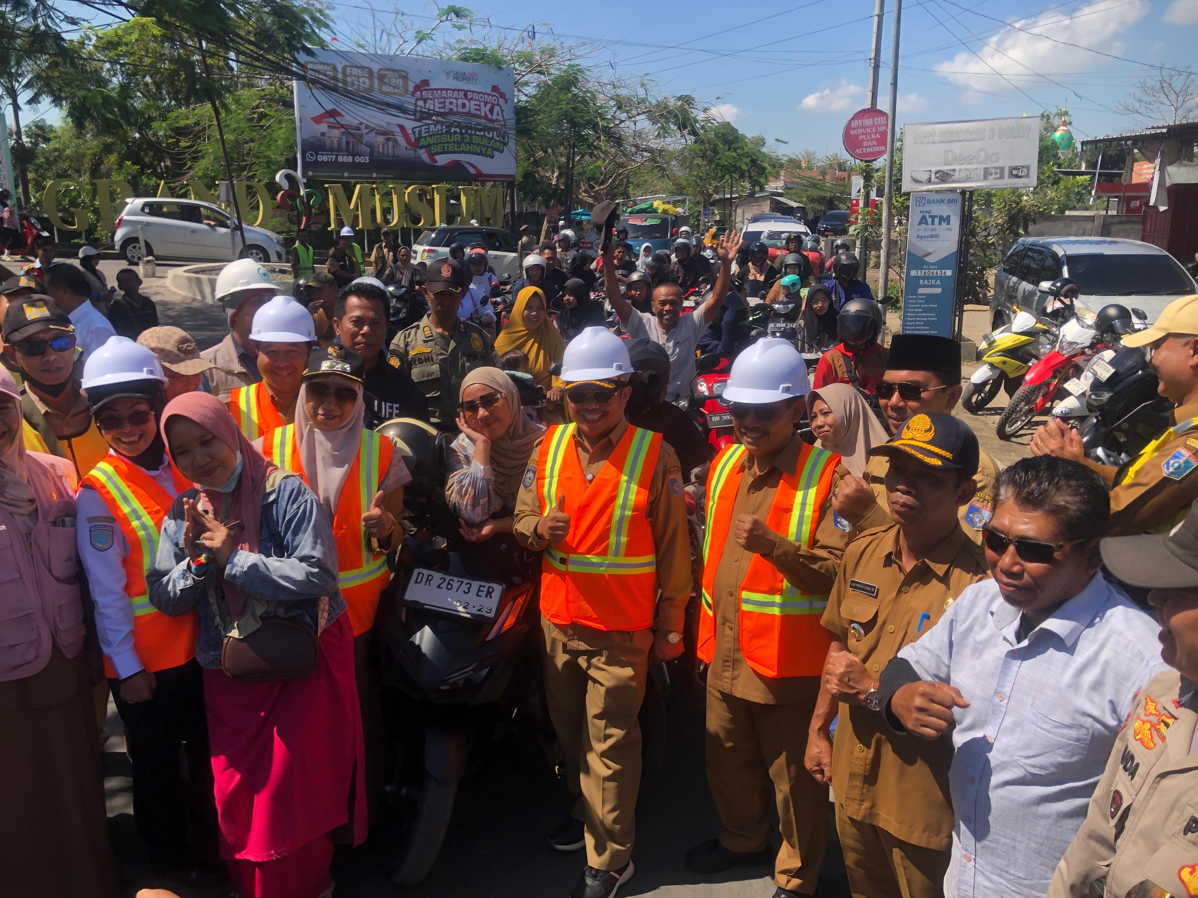 TONI/LOMBOK POST CERIA: Bupati Lombok Barat Lalu Ahmad Zaini bersama wakilnya Hj Nurul Adha saat meninjau progres pembangunan Jalan Terong Tawah, Senin (22/9). &nbsp;