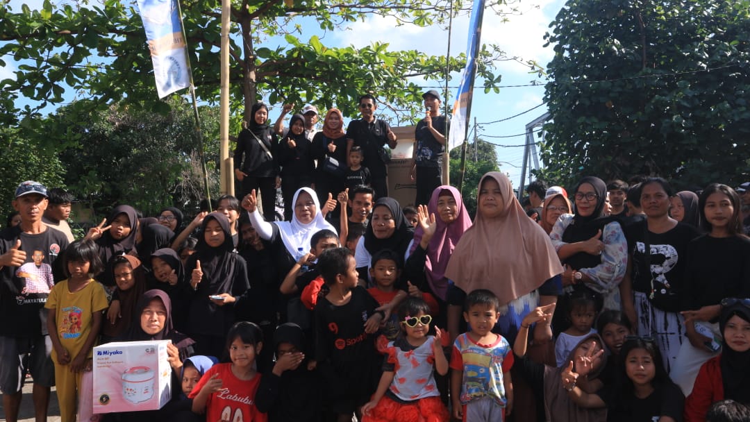 SEMARAK: Warga Lingkungan Sintung, Kelurahan Banjar, Kecamatan Ampenan saat merayakan maulid dengan menggelar kegiatan jalan sehat, Minggu (21/9).