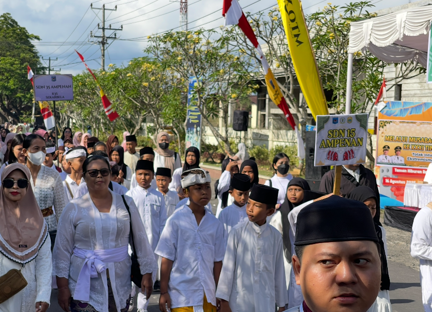 Warga lintas agama turut memeriahkan Pawai Ta&rsquo;aruf MTQ XXXI Kota Mataram.