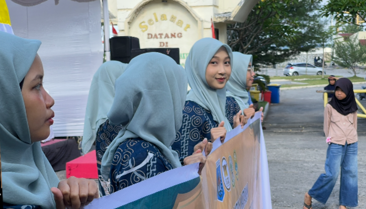 Peserta pawai Ta&rsquo;aruf melintas di depan gerbang Taman Loang Baloq
