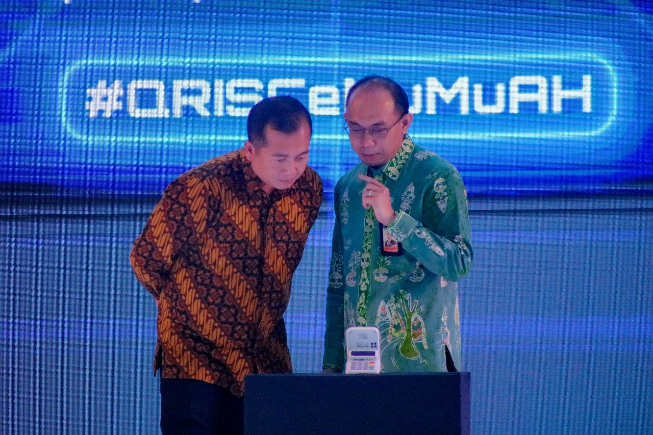 Kepala Perwakilan Bank Indonesia Provinsi NTB, Hario K. Pamungkas (kanan) saat menjelaskan kepada Gubernur NTB Lalu Muhamad Iqbal (dua dari kanan) sistem kerja saat simulasi penggunaan QRIS TAP.