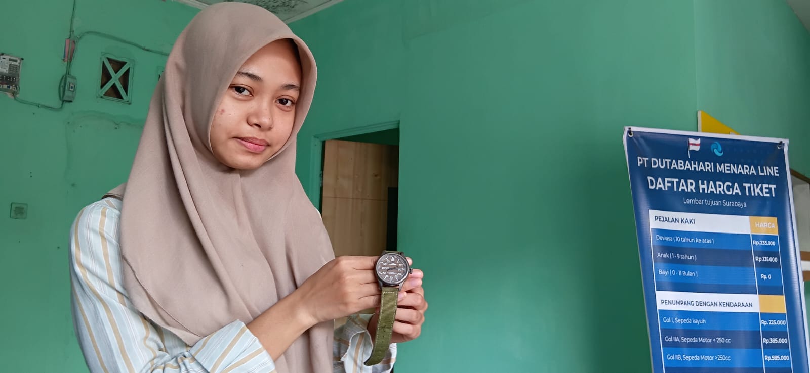 Karyawan PT Dutabahari Menara Line Cabang Lembar saat mengembalikan barang penumpang yang tertinggal di armadanya, beberapa hari lalu. (NURUL/LOMBOK POST)