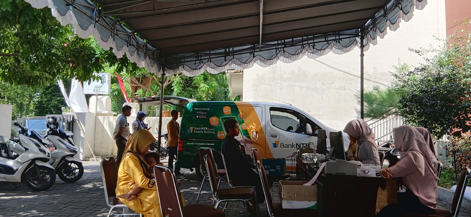 Mendekati Jatuh Tempo, Warga Mataram Manfaatkan Berbagai Opsi Pembayaran PBB-P2. (NURUL/LOMBOK POST)