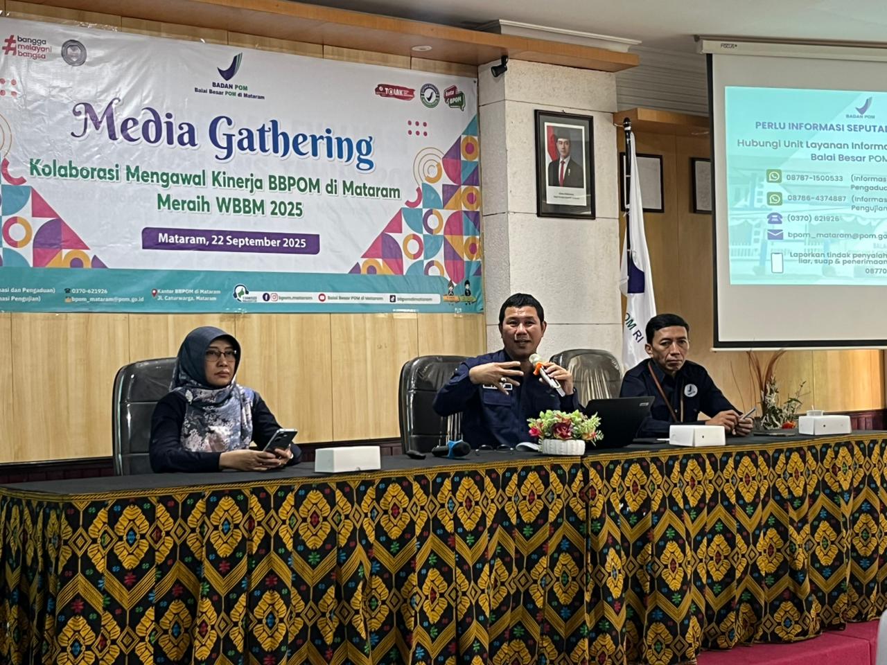 Kepala BBPOM Mataram Yosef Dwi Irwan (tengah) saat memberikan penjelasan terkait pengawasan obat, makanan, dan kosmetik dalam kegiatan Media Gathering, Senin (22/9).