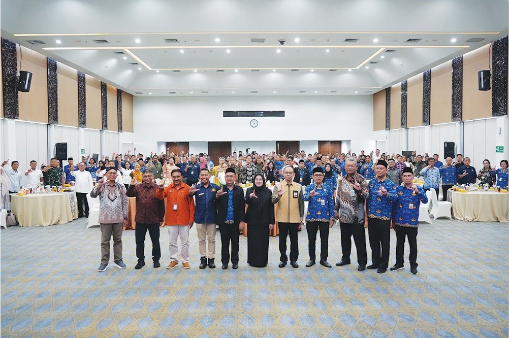 Foto bersama pembukaan kegiatan Diseminasi Laporan Perekonomian Provinsi NTB Tahun 2025 di Gedung Serba Guna Kantor Perwakilan Bank Indonesia Provinsi NTB.