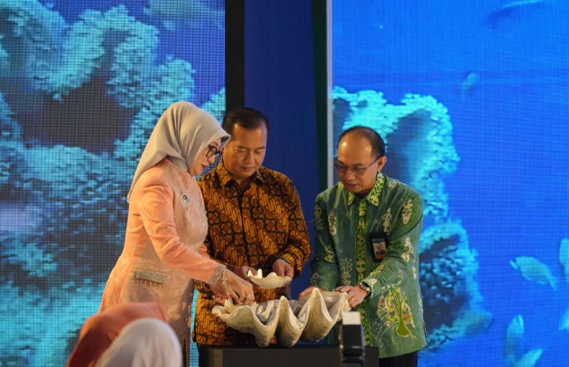Kepala Perwakilan Bank Indonesia Provinsi NTB, Hario K. Pamungkas (kanan) mendampingi Gubernur NTB Lalu Muhamad Iqbal (tengah) dan Ketua Dekranasda NTB Sinta Agathia (kiri) lihat potensi di NTB.