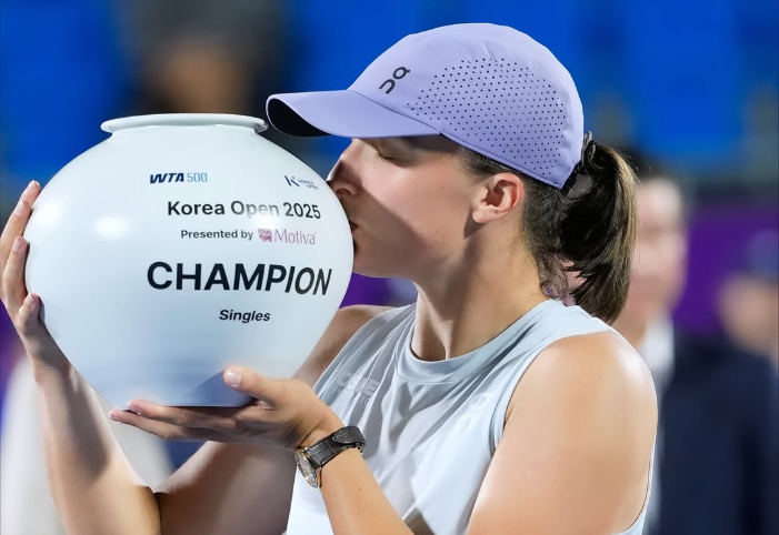 Iga Swiatek juara Korea Open 2025 usai comeback dramatis lawan Ekaterina Alexandrova, raih gelar ke-25 sepanjang karirnya.