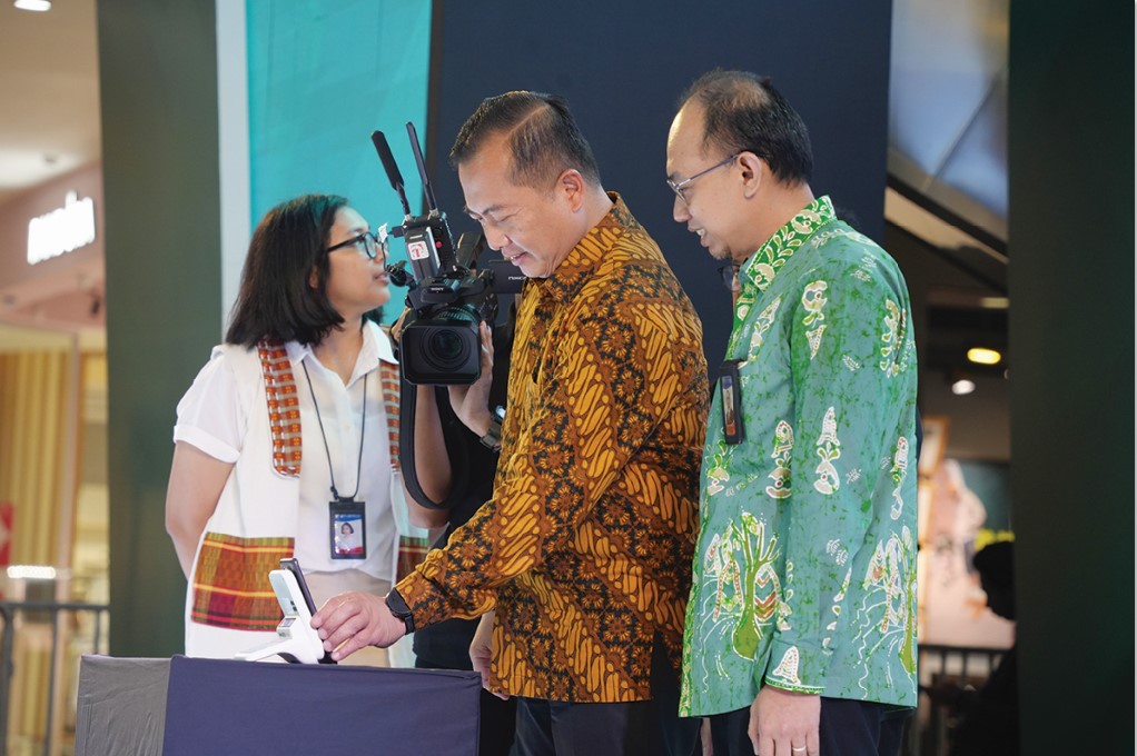Kepala Perwakilan Bank Indonesia Provinsi Nusa Tenggara Barat, Hario K. Pamungkas (kanan) mendampingi Gubernur NTB Lalu Muhamad Iqbal (dua dari kanan) saat simulasi penggunaan QRIS TAP.