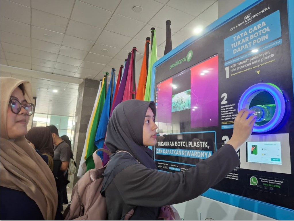 PENGELOLAAN SAMPAH: Reverse vending machine di kampus Universitas Malang pada Jumat (19/9) pekan lalu. Mesin ini mampu menampung sampai 700 botol.