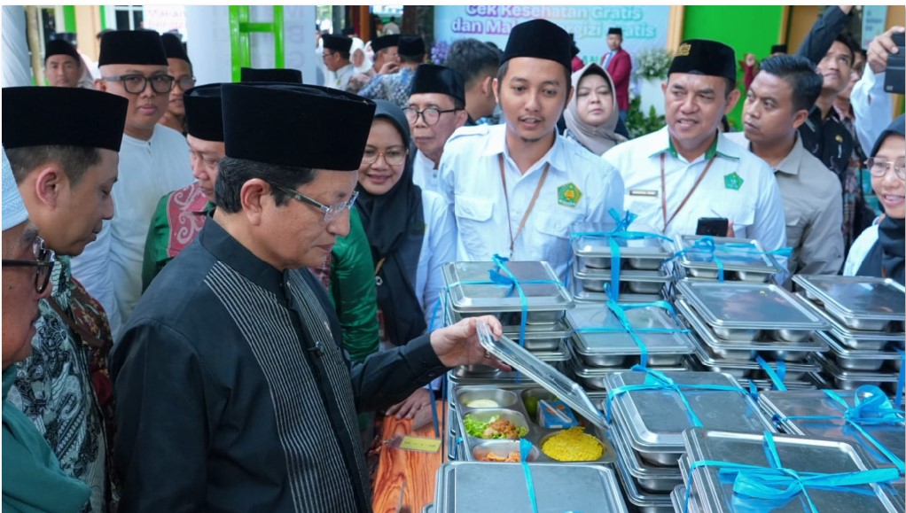 TINJAU MBG: Menag Nasaruddin Umar saat meninjau penyaluran MBG di sela-sela launching logo HSN 2025 di Ponpes Tebuireng, Jombang, Senin (22/9).