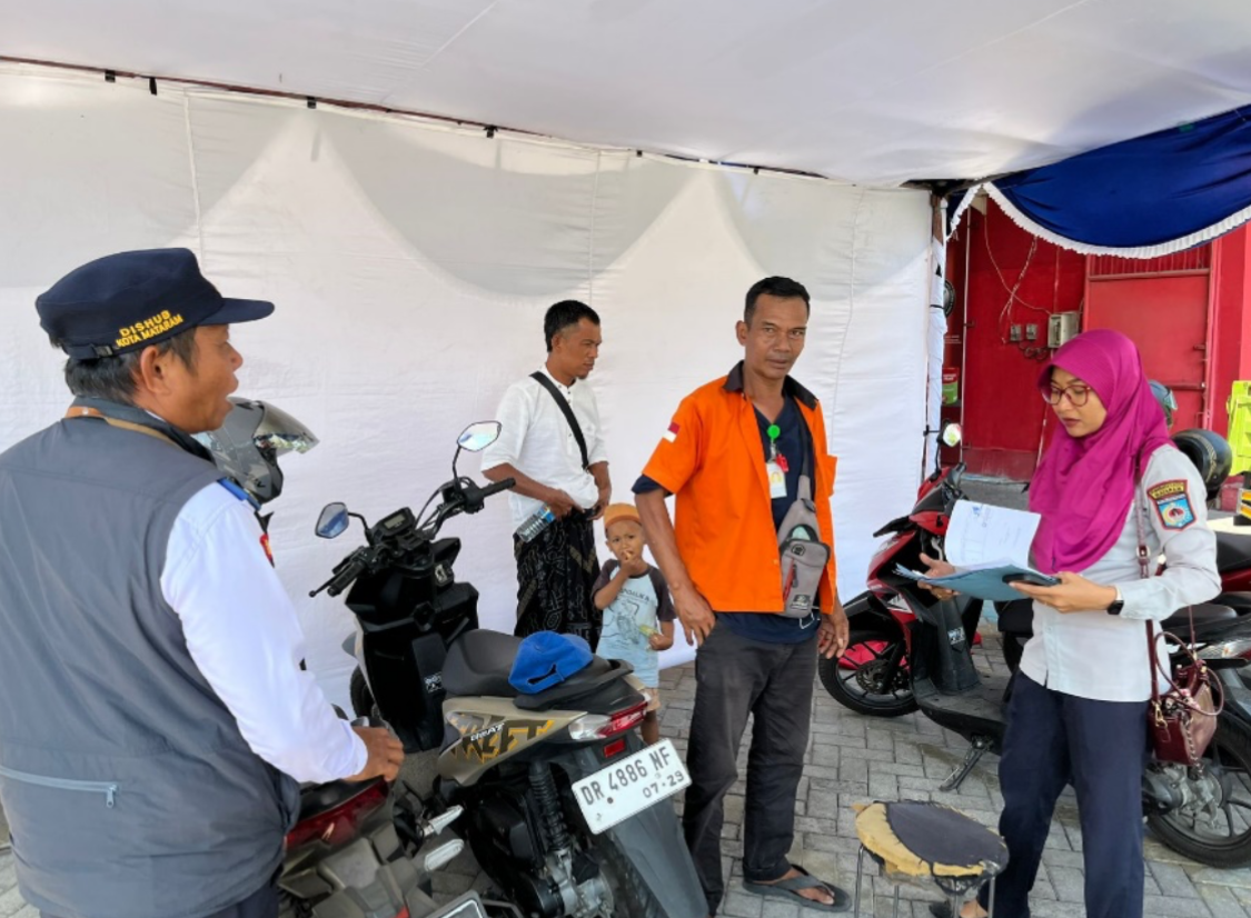 Dishub Mataram melakukan validasi dokumen parkir di lapangan pada 11-12 Agustus 2025.